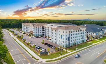 Overture Chapel Hill 55+ Active Adult Apartment Homes in Chapel Hill, NC - Foto de edificio - Building Photo