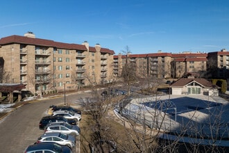 Northbrook Court in Northbrook, IL - Building Photo - Building Photo