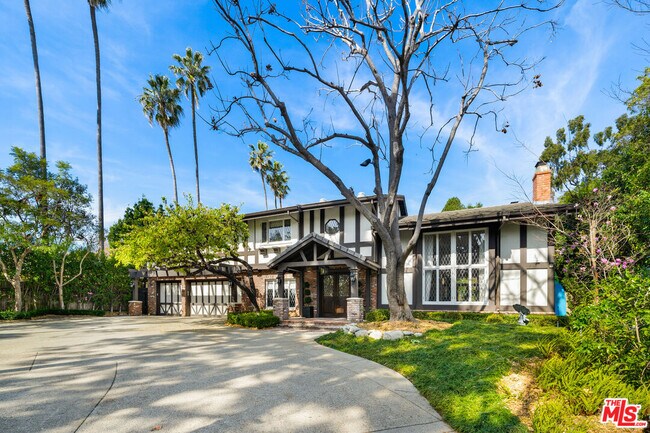 13037 San Vicente Blvd in Los Angeles, CA - Building Photo - Building Photo