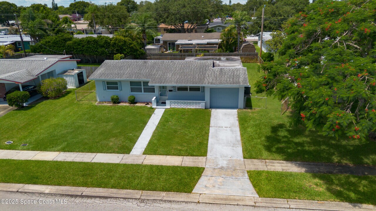 572 Westminster Ave in Melbourne, FL - Building Photo