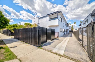 14739 Delano St in Van Nuys, CA - Building Photo - Primary Photo