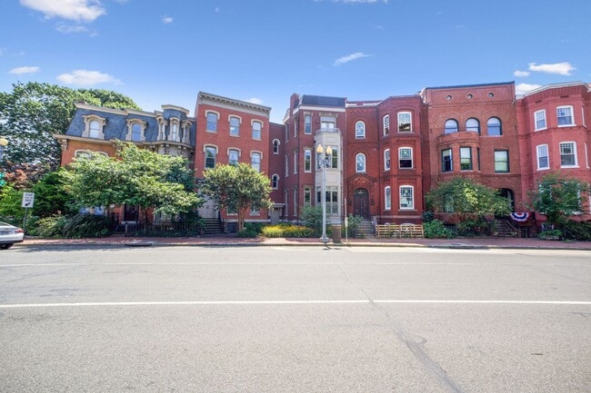 property at 20 Logan Cir NW