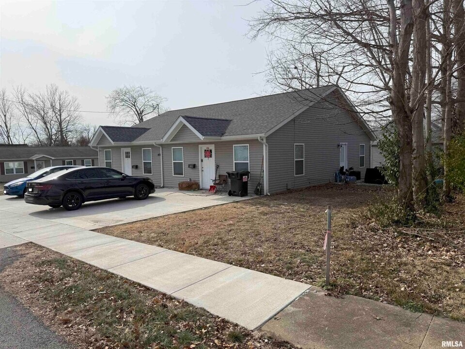 408 S Van Buren St in Marion, IL - Building Photo