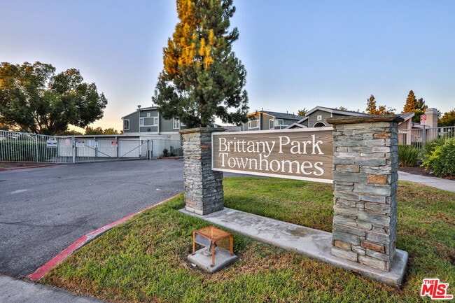 926 W Philadelphia St in Ontario, CA - Building Photo - Building Photo