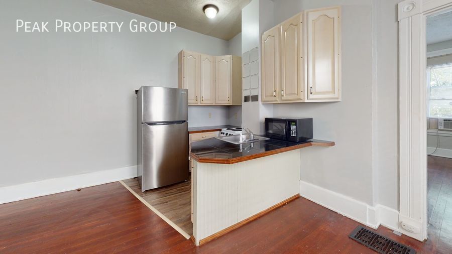 23 W Hollister St in Cincinnati, OH - Building Photo