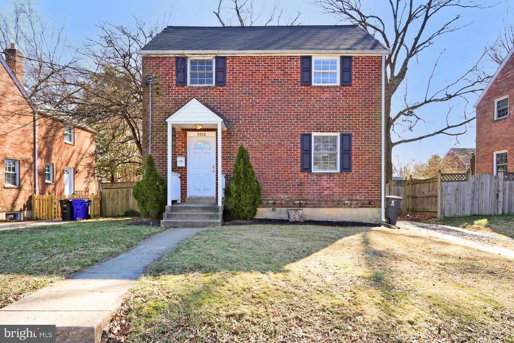 5016 N Carlin Springs Rd in Arlington, VA - Building Photo