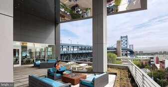 205 Race St, Unit 2B-07D in Philadelphia, PA - Building Photo