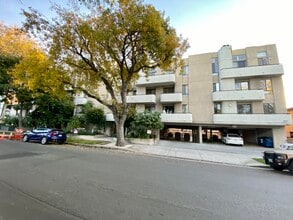 910 S Bedford St, Unit 104 in Los Angeles, CA - Foto de edificio - Building Photo
