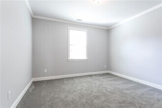 330 La Perla Dr in Sugar Hill, GA - Foto de edificio - Building Photo