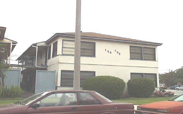 133-135 N Avon St in Burbank, CA - Building Photo