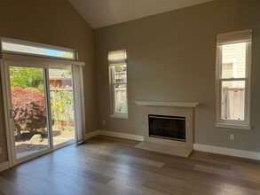 413 Redrock Way in Petaluma, CA - Building Photo - Building Photo