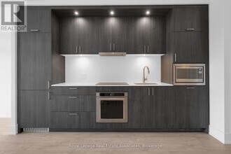 259 The Kingsway in Toronto, ON - Building Photo - Building Photo