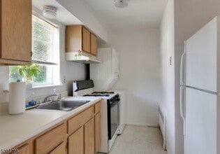 17 Wedgewood Dr in Verona, NJ - Building Photo - Building Photo