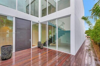 1051 W 48th St in Miami Beach, FL - Foto de edificio - Building Photo