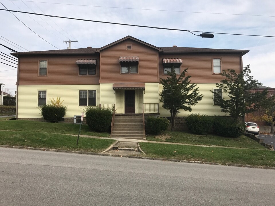 111 N Butler St, Unit C in St. Clairsville, OH - Building Photo