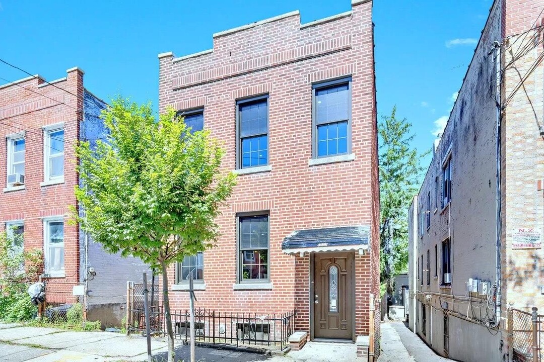 941 E 232nd St in Bronx, NY - Building Photo