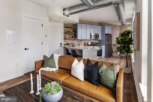 2401 Frankford Ave in Philadelphia, PA - Building Photo