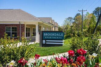 Brookdale Apartments in Charlottesville, VA - Foto de edificio - Building Photo