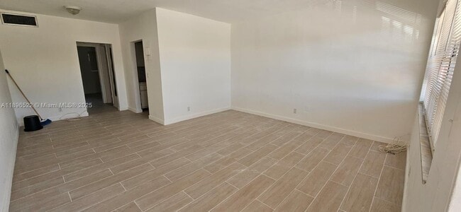 230 SW 11th Ave in Hallandale Beach, FL - Building Photo - Building Photo