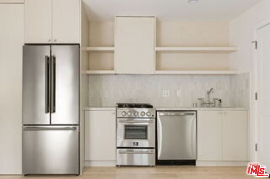 2302 S Carmelina Ave in Los Angeles, CA - Building Photo