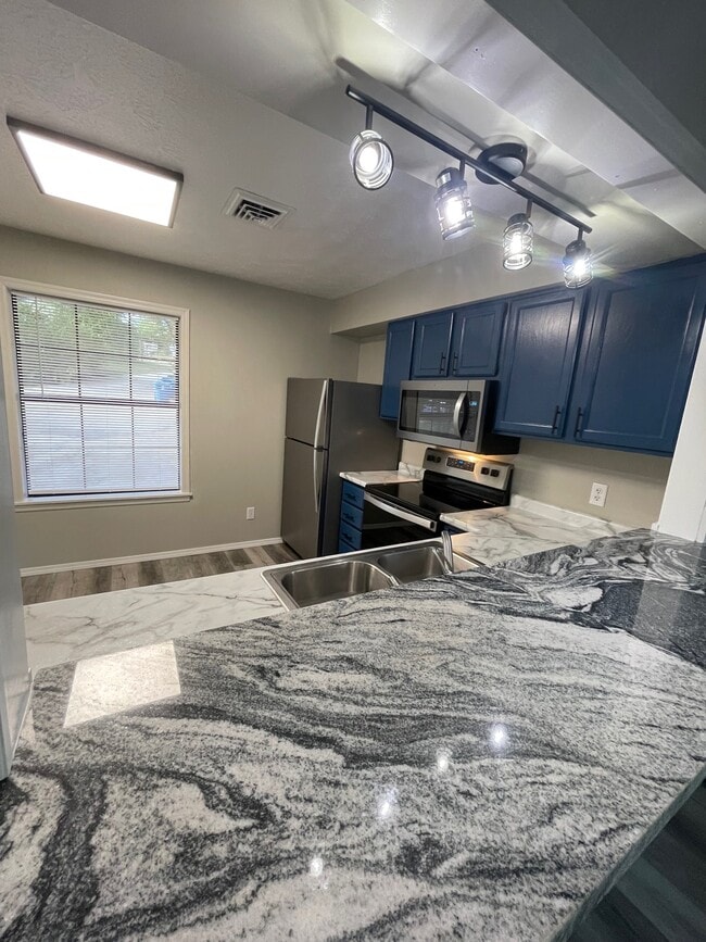 179 Calvin Way Cir in Hollister, MO - Building Photo - Building Photo