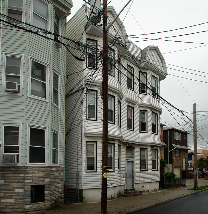 18 Franklin Ave in Harrison, NJ - Building Photo