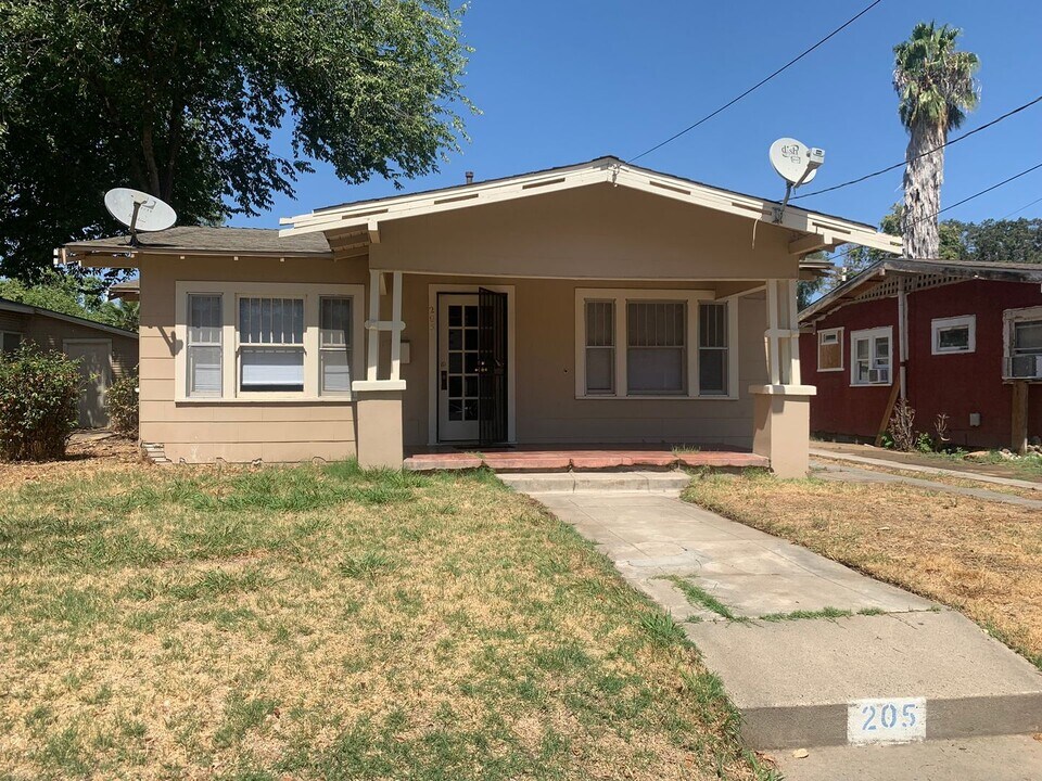 205 Walden St in Modesto, CA - Building Photo