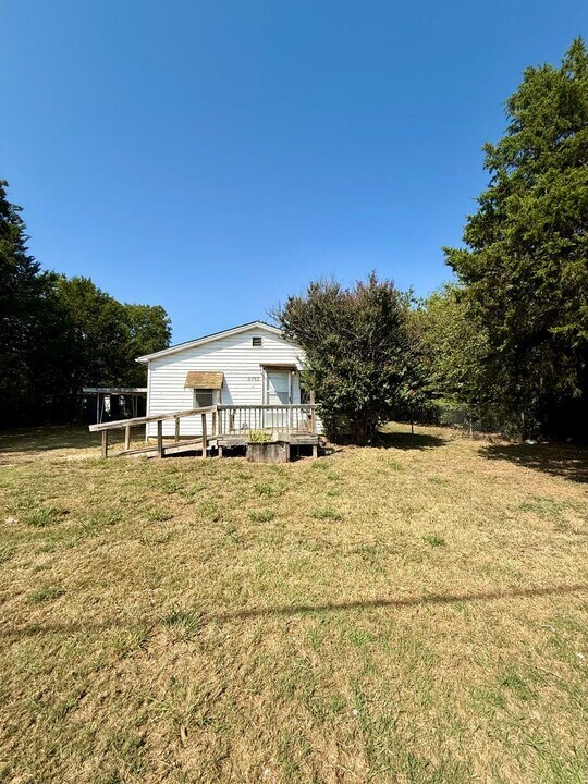 6193 Meridian Rd in Lone Grove, OK - Building Photo