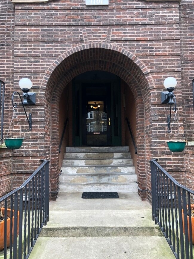 1101 W Pratt Blvd in Chicago, IL - Building Photo - Building Photo