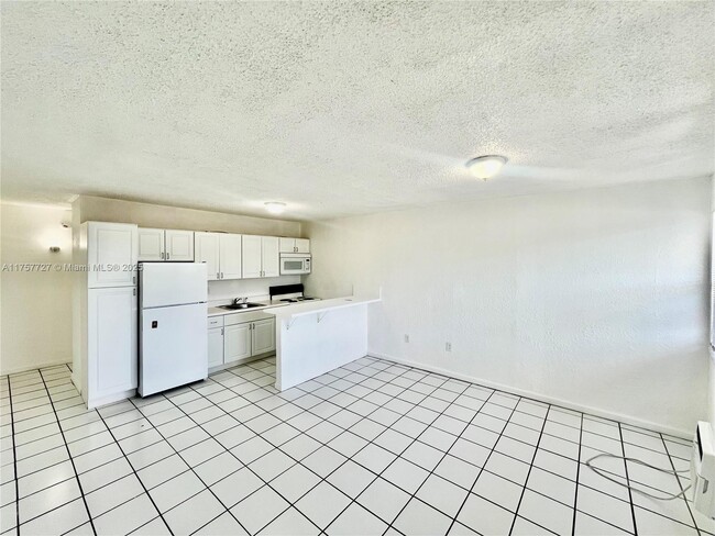 2987 NW 46th St in Miami, FL - Building Photo - Building Photo
