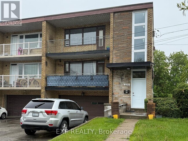 250-250 Wilmington Ave in Toronto, ON - Building Photo - Building Photo