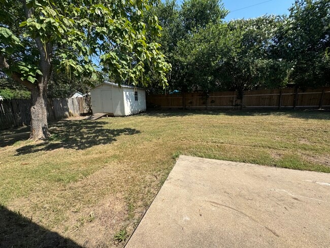 704 W Jayme St in Ltl Rvr Acad, TX - Building Photo - Building Photo