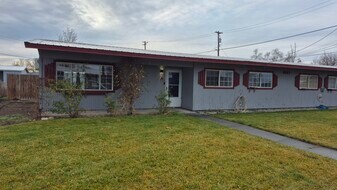 8951 Tinker Loop, Unit A in Moses Lake, WA - Building Photo