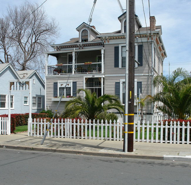 36-38 N Claremont St in San Mateo, CA - Foto de edificio - Building Photo