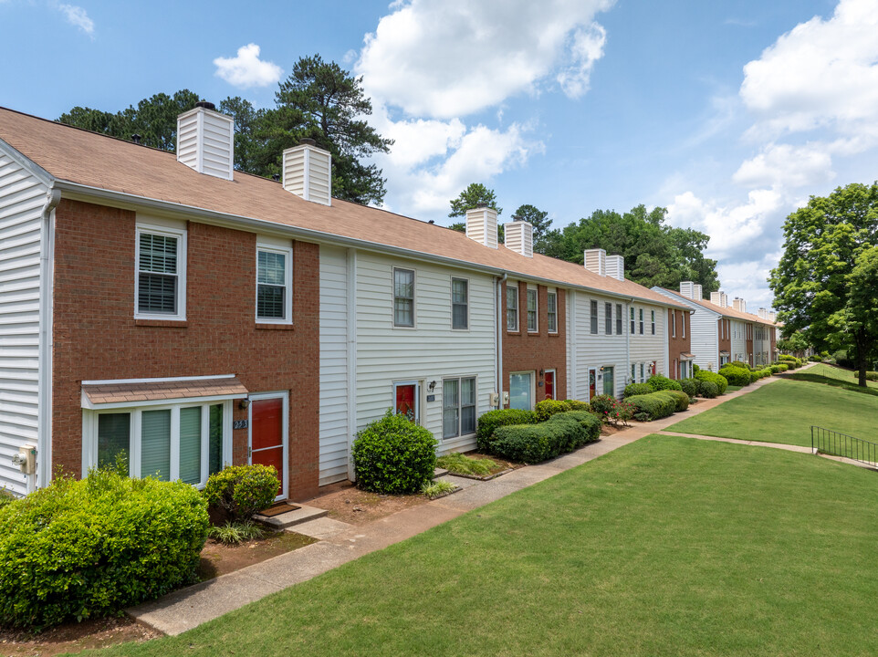 Holcomb's Crossing in Roswell, GA - Building Photo