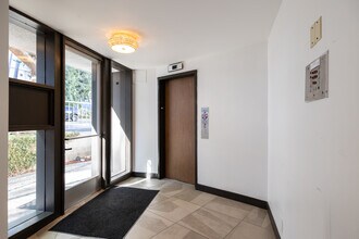 8300 De Longpre in West Hollywood, CA - Building Photo - Lobby