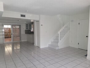 2425 W 54th Pl in Hialeah, FL - Building Photo - Building Photo
