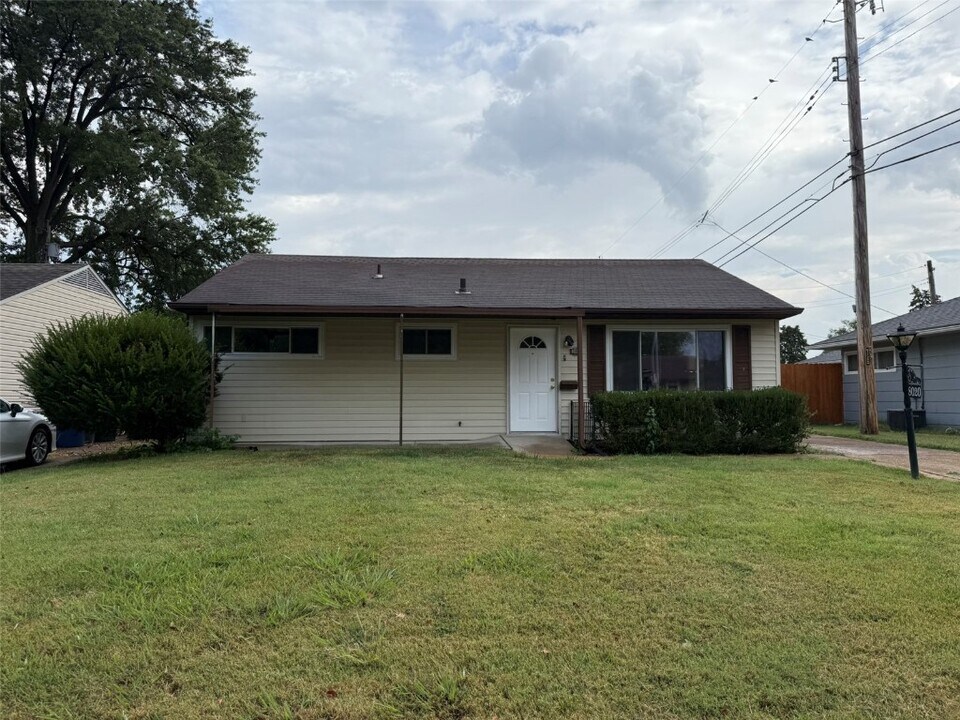 8020 Carlsbad Dr in St. Louis, MO - Building Photo