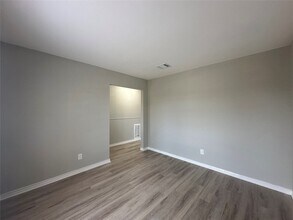 4802 Hannas Reef Dr in Bacliff, TX - Building Photo - Building Photo