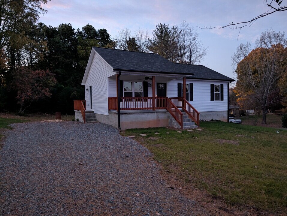 976 Beck Rd in Eden, NC - Building Photo