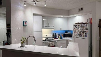 643 Vista Isles Dr in Plantation, FL - Building Photo - Building Photo