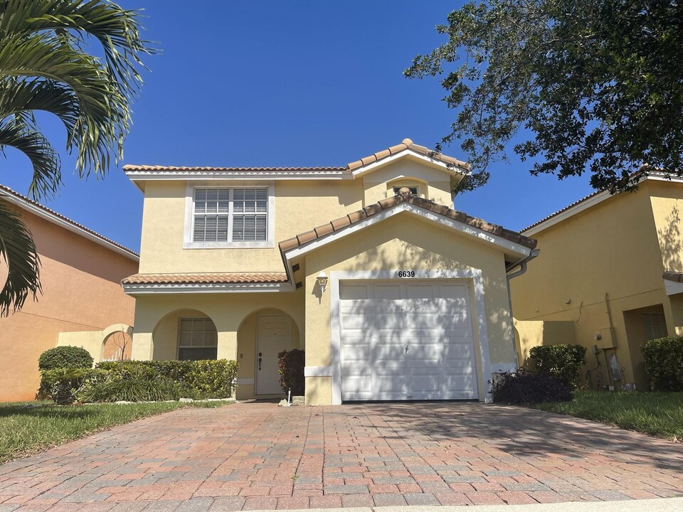 6639 Duval Ave in West Palm Beach, FL - Building Photo