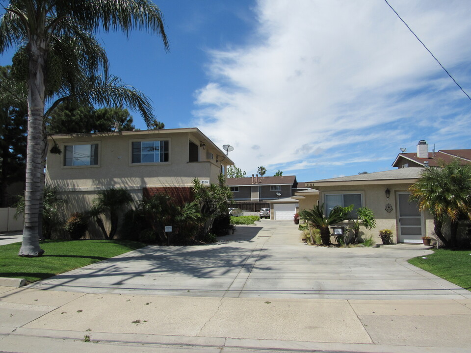 1104 Victoria St in Costa Mesa, CA - Building Photo