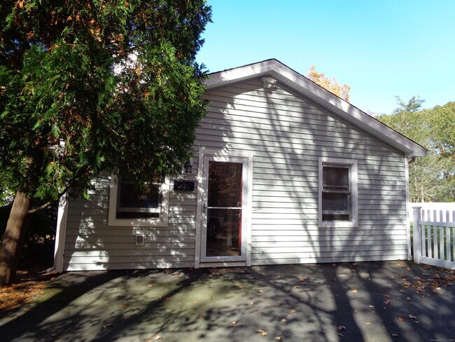 44 Flat Rock Rd in Branford, CT - Building Photo - Building Photo