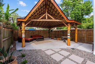 4734 Oleander St in Bacliff, TX - Building Photo