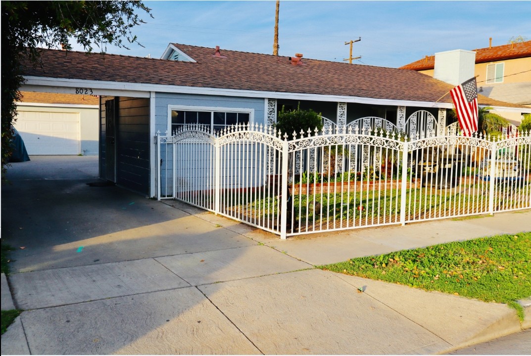 8023 Alhambra Ave in South Gate, CA - Building Photo