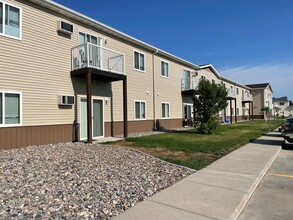 Paramount at the Bluffs in Minot, ND - Foto de edificio - Building Photo