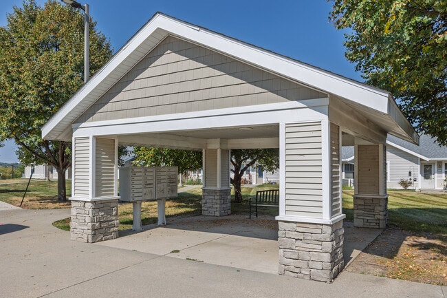 Lyn Crossing Apartments in Des Moines, IA - Foto de edificio - Building Photo