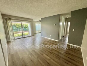 1075 Chalcedony St in San Diego, CA - Building Photo - Building Photo