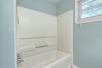 2435 E 39th St in Savannah, GA - Building Photo - Building Photo